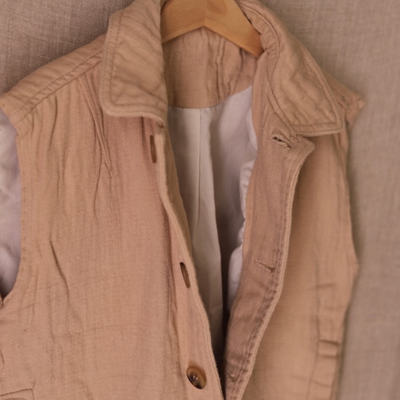 Linen lightly padded kids vest, size 6-10 biege/sand color. Excellent condition - Picture 5 of 6